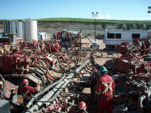 fracking1200px-Frac_job_in_process_Joshua Doubek_wiki