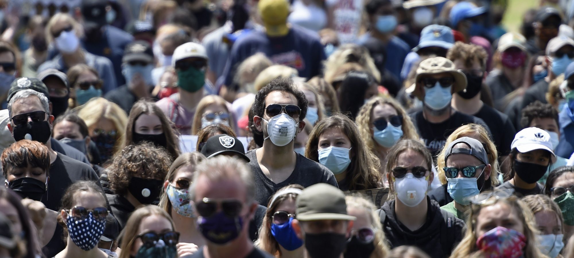 pandemie crowd_wearing_masks_2000x900 sott.netjpg