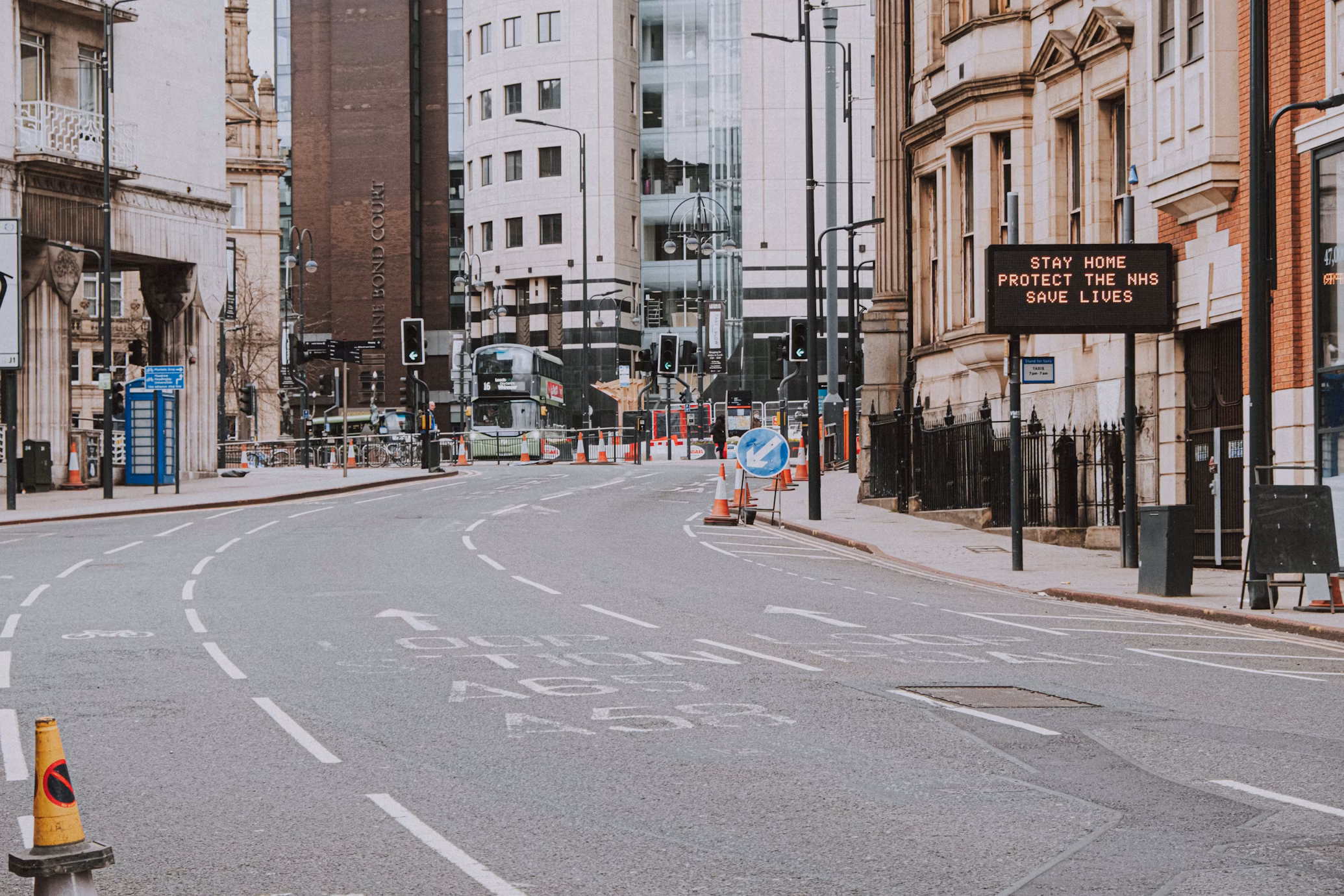 pandemie leere strassenphoto-1585556557157-cd17d9d79cc8_Dan Burton_unsplash